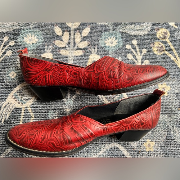 Vintage red tooled leather shoes by tic tac toes - Picture 6 of 10